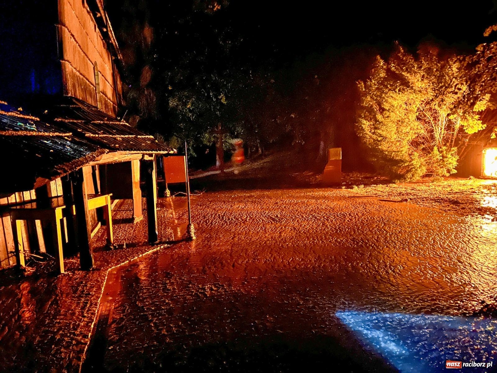 Zdjęcie w galerii na portalu naszraciborz.pl: Nawałnica nad Pietrowicami Wielkimi. Woda wdarła się do drewnianego kościółka pw. Św. Krzyża [FOTO i WIDEO] wiadomości z regionu