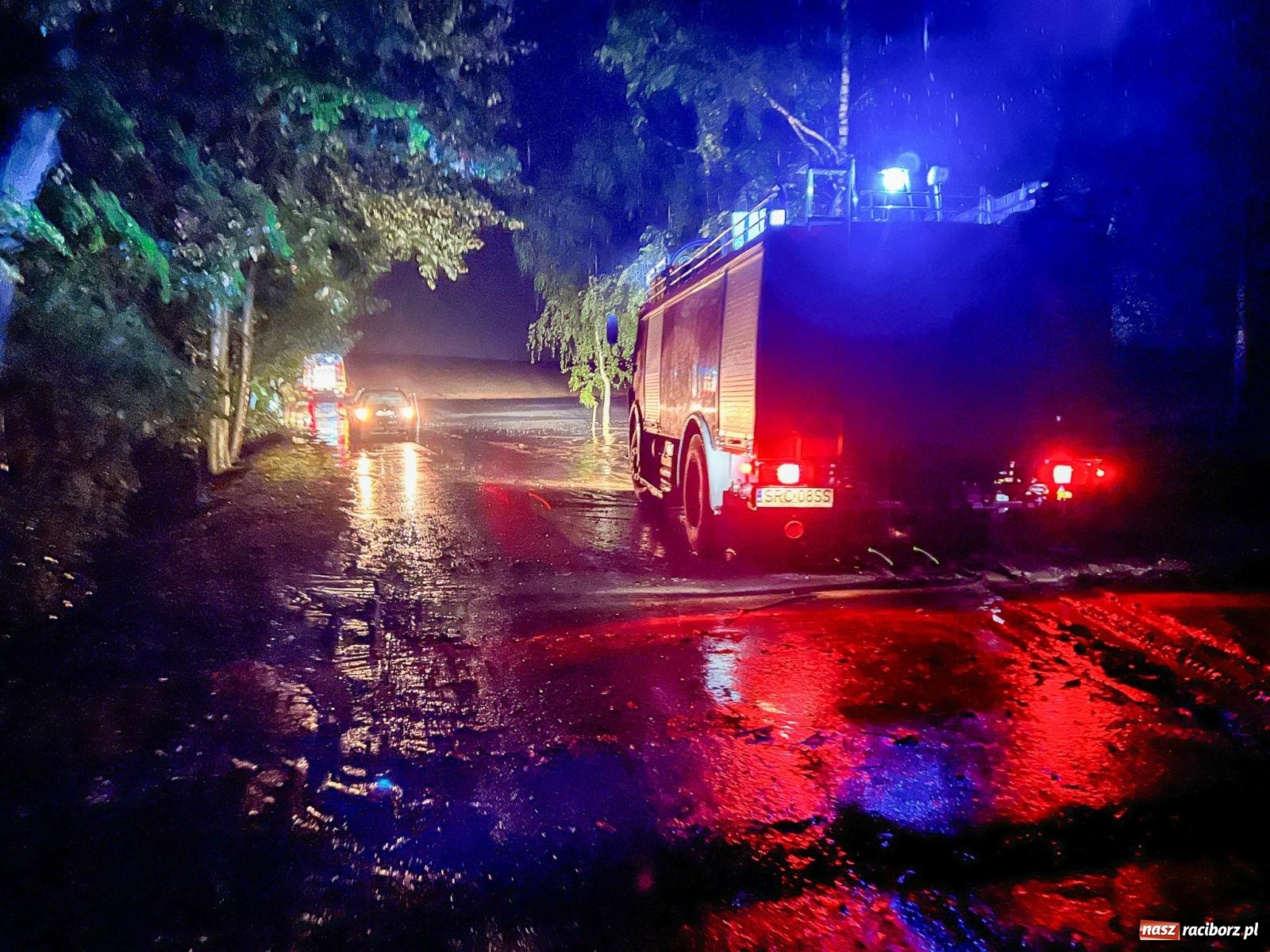 Zdjęcie w galerii na portalu naszraciborz.pl: Nawałnica nad Pietrowicami Wielkimi. Woda wdarła się do drewnianego kościółka pw. Św. Krzyża [FOTO i WIDEO] wiadomości z regionu