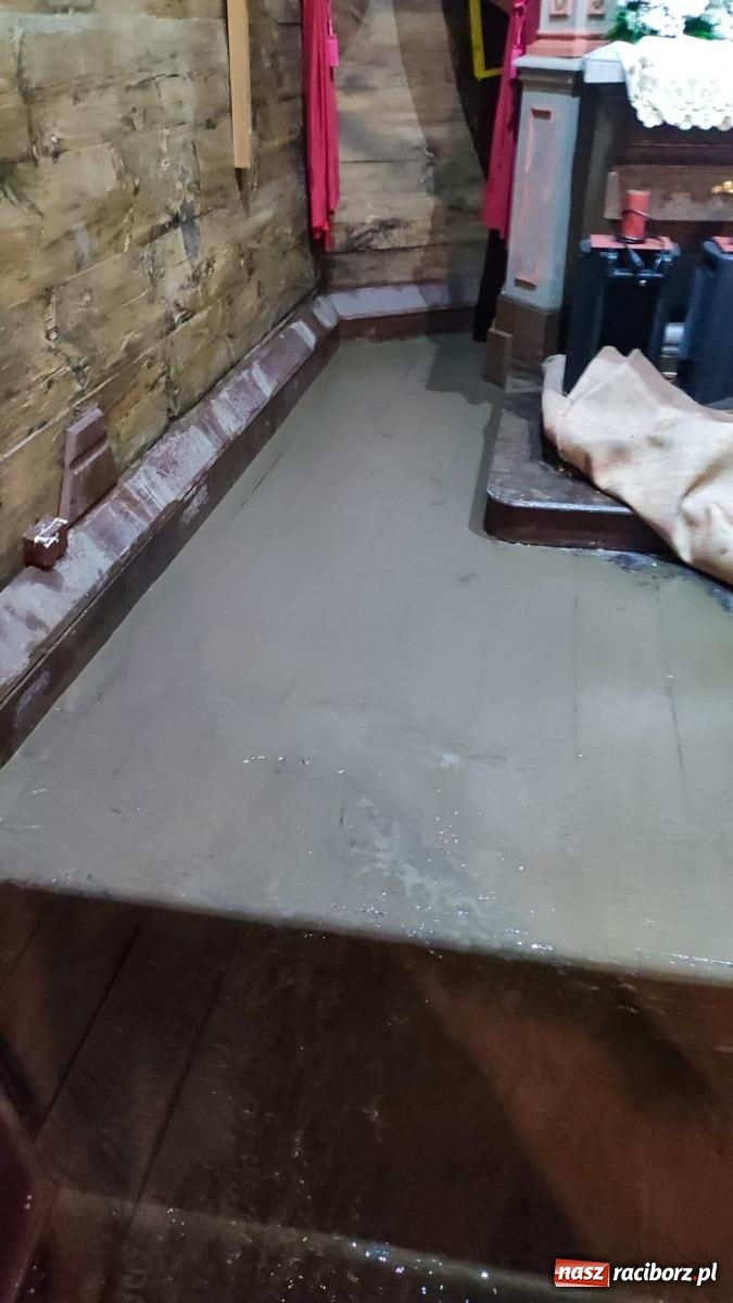 Zdjęcie w galerii na portalu naszraciborz.pl: Nawałnica nad Pietrowicami Wielkimi. Woda wdarła się do drewnianego kościółka pw. Św. Krzyża [FOTO i WIDEO] wiadomości z regionu