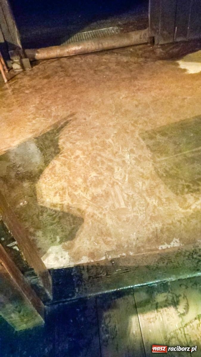 Zdjęcie w galerii na portalu naszraciborz.pl: Nawałnica nad Pietrowicami Wielkimi. Woda wdarła się do drewnianego kościółka pw. Św. Krzyża [FOTO i WIDEO] wiadomości z regionu