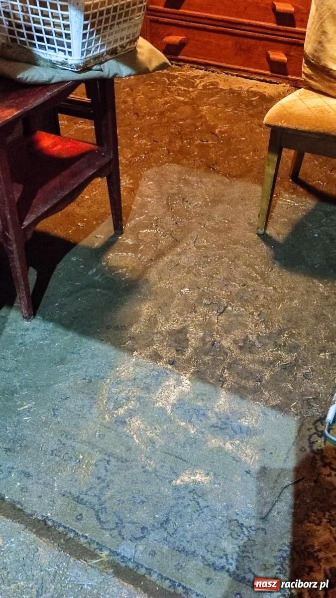 Zdjęcie w galerii na portalu naszraciborz.pl: Nawałnica nad Pietrowicami Wielkimi. Woda wdarła się do drewnianego kościółka pw. Św. Krzyża [FOTO i WIDEO] wiadomości z regionu