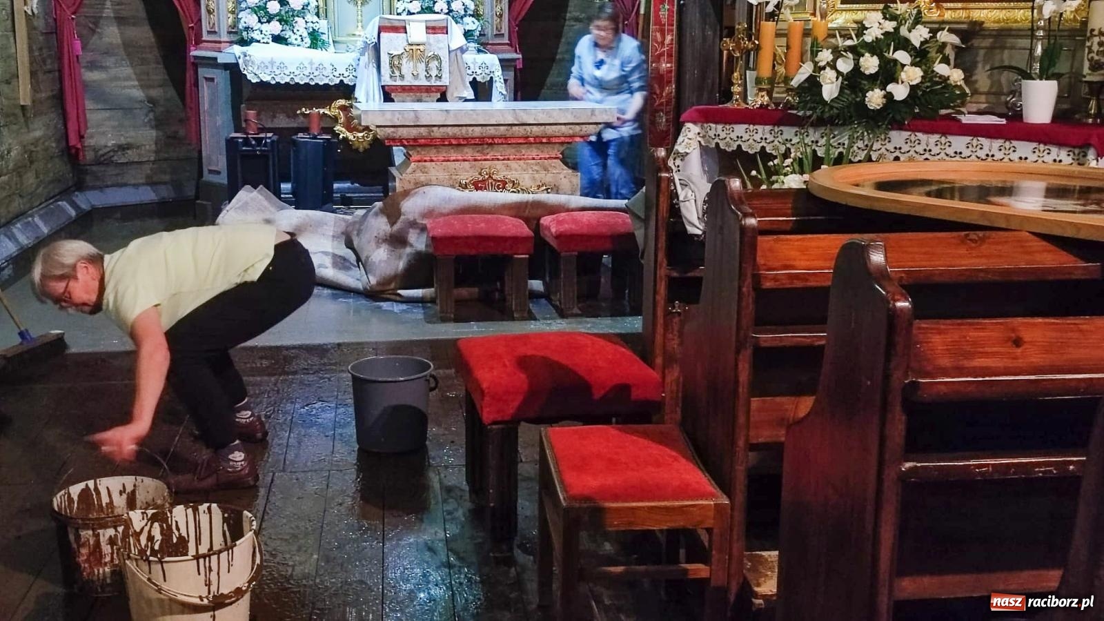 Zdjęcie w galerii na portalu naszraciborz.pl: Nawałnica nad Pietrowicami Wielkimi. Woda wdarła się do drewnianego kościółka pw. Św. Krzyża [FOTO i WIDEO] wiadomości z regionu