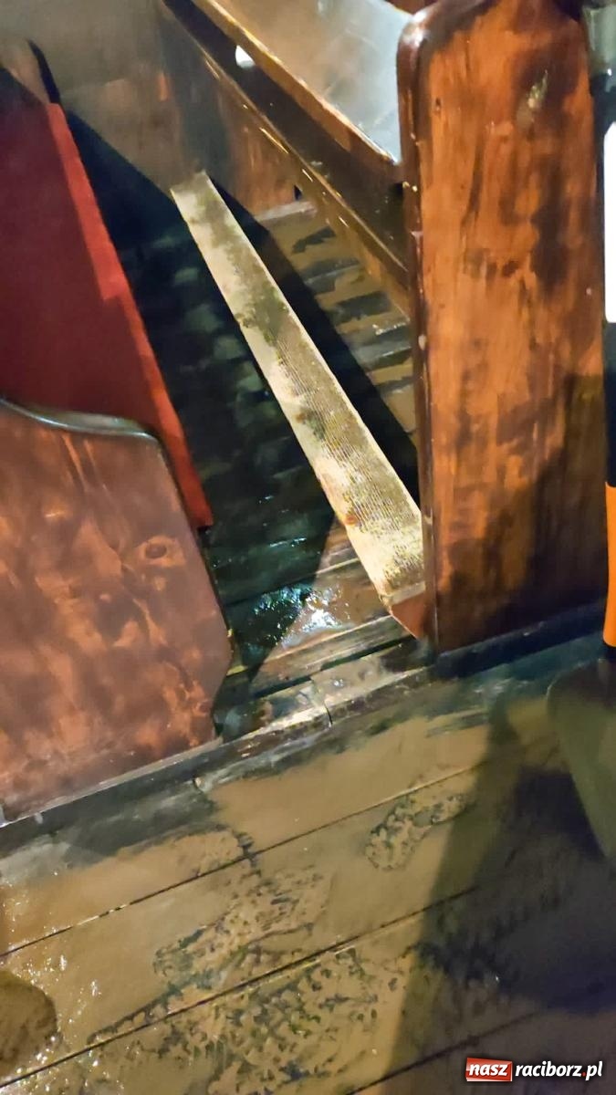 Zdjęcie w galerii na portalu naszraciborz.pl: Nawałnica nad Pietrowicami Wielkimi. Woda wdarła się do drewnianego kościółka pw. Św. Krzyża [FOTO i WIDEO] wiadomości z regionu