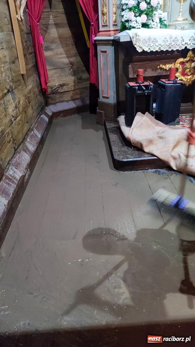 Zdjęcie w galerii na portalu naszraciborz.pl: Nawałnica nad Pietrowicami Wielkimi. Woda wdarła się do drewnianego kościółka pw. Św. Krzyża [FOTO i WIDEO] wiadomości z regionu