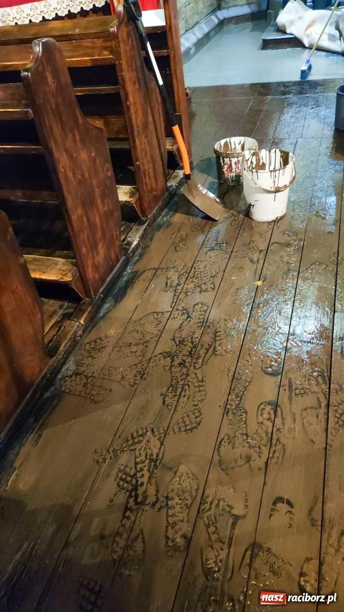 Zdjęcie w galerii na portalu naszraciborz.pl: Nawałnica nad Pietrowicami Wielkimi. Woda wdarła się do drewnianego kościółka pw. Św. Krzyża [FOTO i WIDEO] wiadomości z regionu