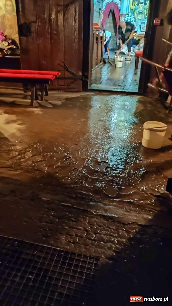 Zdjęcie w galerii na portalu naszraciborz.pl: Nawałnica nad Pietrowicami Wielkimi. Woda wdarła się do drewnianego kościółka pw. Św. Krzyża [FOTO i WIDEO] wiadomości z regionu