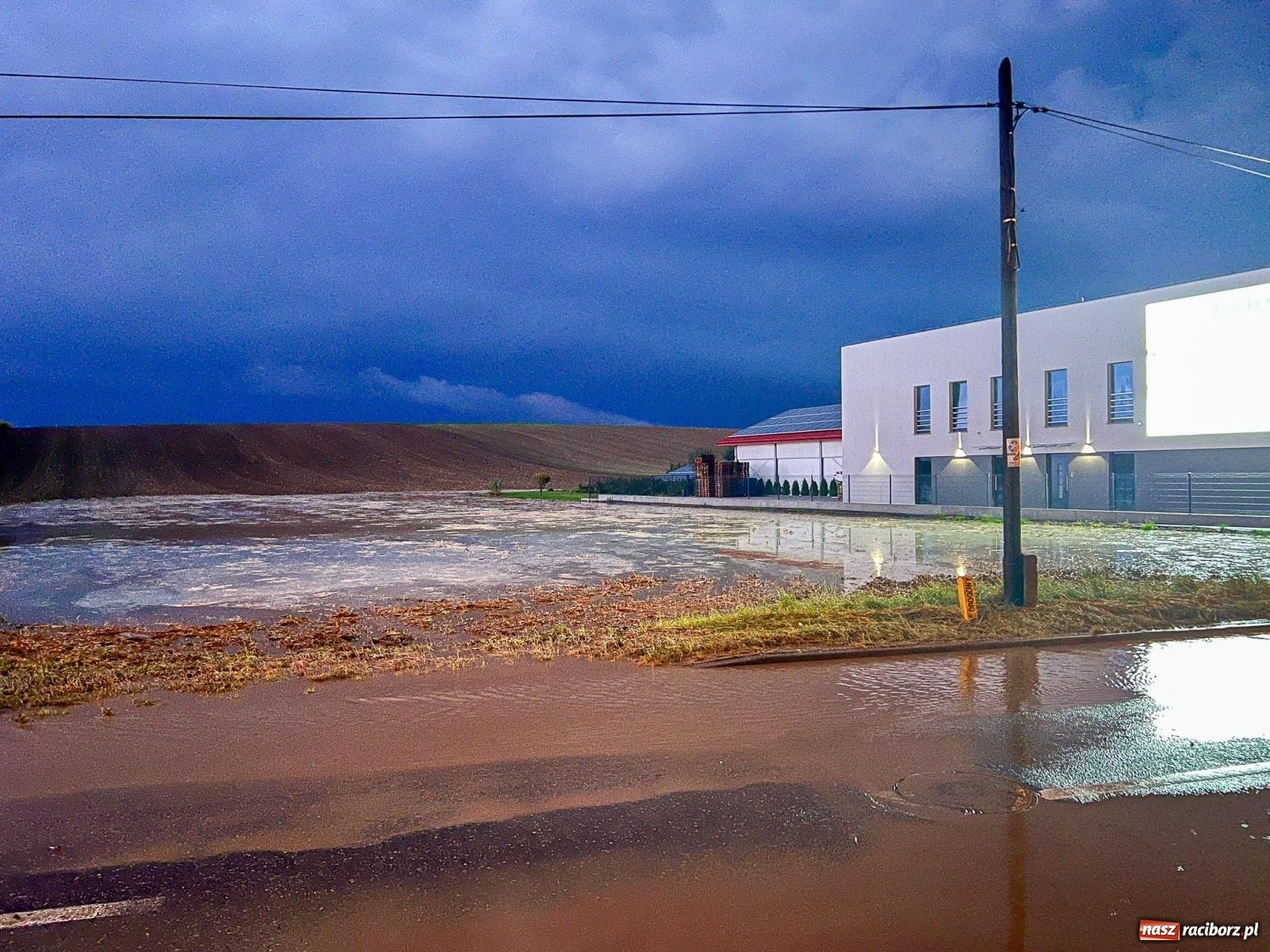 Zdjęcie w galerii na portalu naszraciborz.pl: Ulewny deszcz spowodował liczne podtopienia w powiecie raciborskim [FOTO i WIDEO] wiadomości z regionu