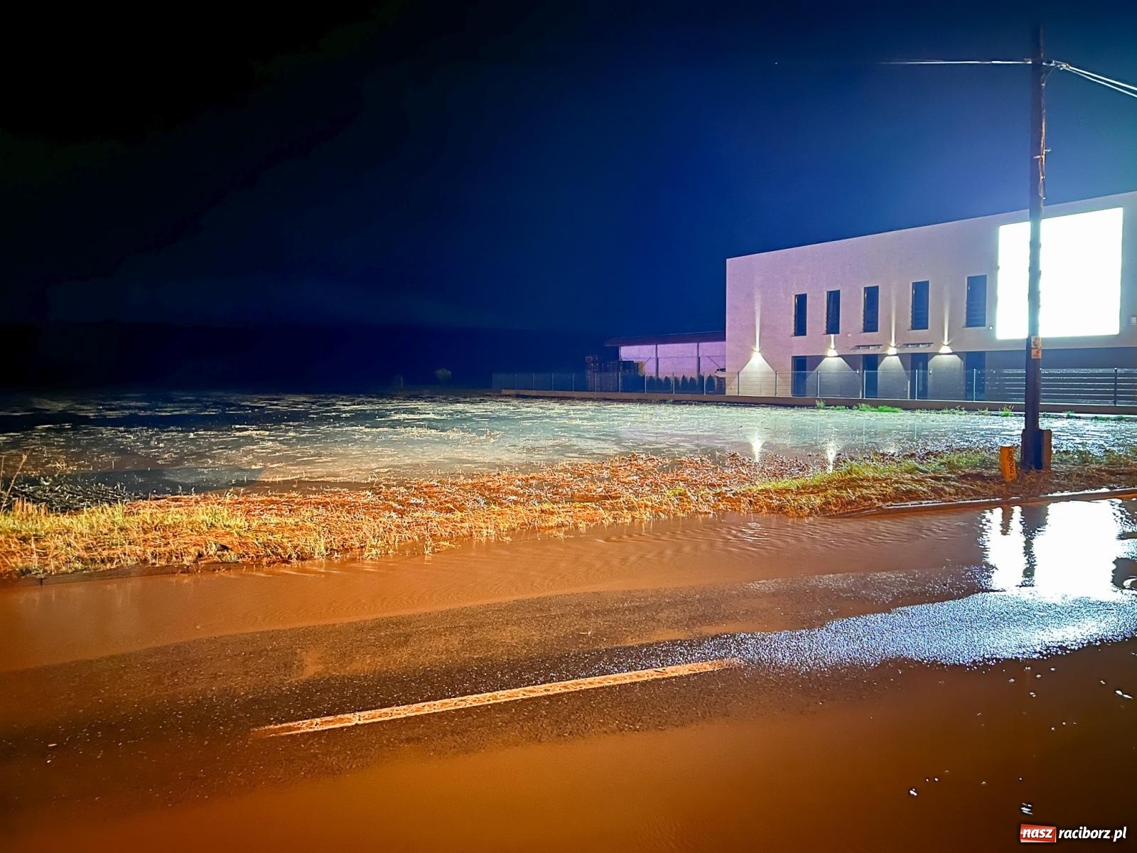 Zdjęcie w galerii na portalu naszraciborz.pl: Ulewny deszcz spowodował liczne podtopienia w powiecie raciborskim [FOTO i WIDEO] wiadomości z regionu