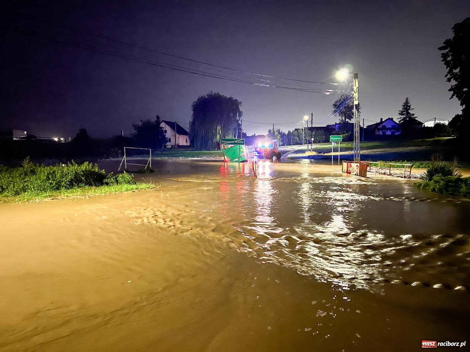Zdjęcie w galerii na portalu naszraciborz.pl: Ulewny deszcz spowodował liczne podtopienia w powiecie raciborskim [FOTO i WIDEO] wiadomości z regionu