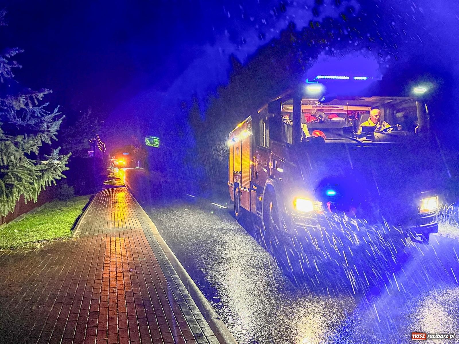 Zdjęcie w galerii na portalu naszraciborz.pl: Ulewny deszcz spowodował liczne podtopienia w powiecie raciborskim [FOTO i WIDEO] wiadomości z regionu