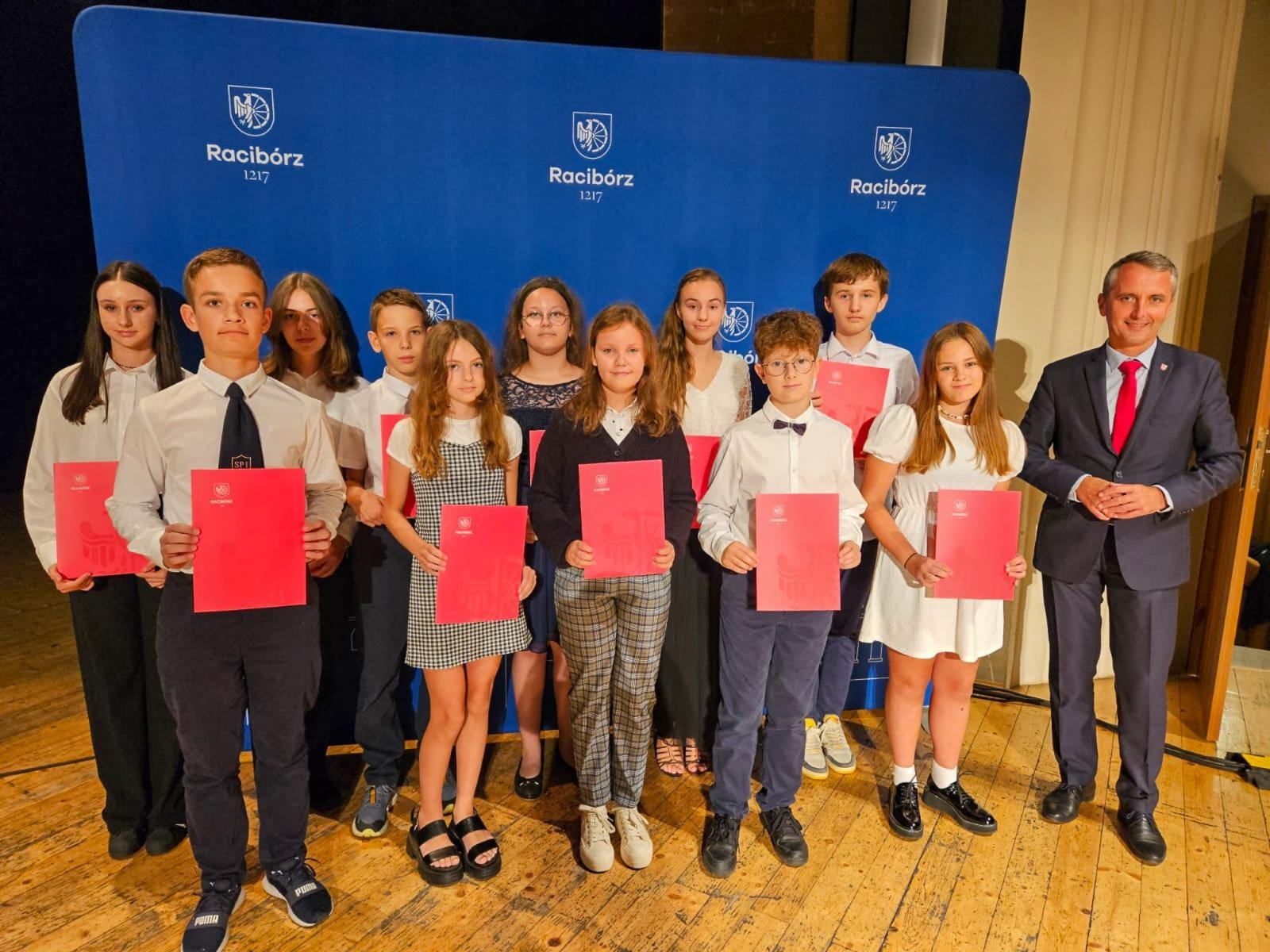 Zdjęcie w galerii na portalu naszraciborz.pl: Prymusi z Raciborza odebrali miejskie stypendia wiadomości z regionu