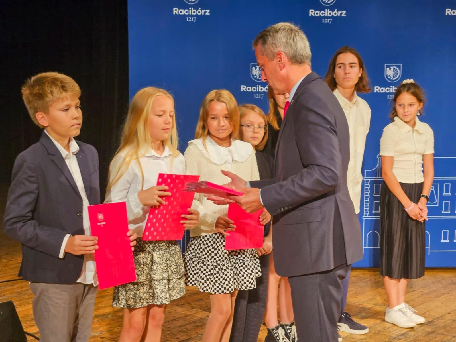 Zdjęcie w galerii na portalu naszraciborz.pl: Prymusi z Raciborza odebrali miejskie stypendia wiadomości z regionu