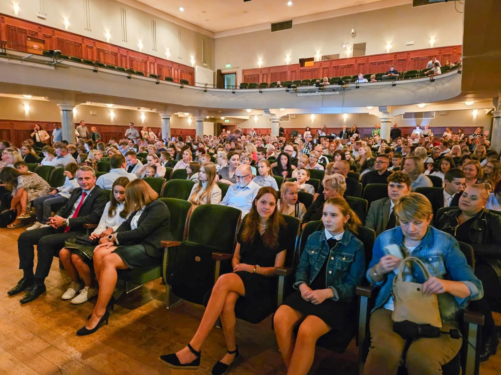 Zdjęcie w galerii na portalu naszraciborz.pl: Prymusi z Raciborza odebrali miejskie stypendia wiadomości z regionu