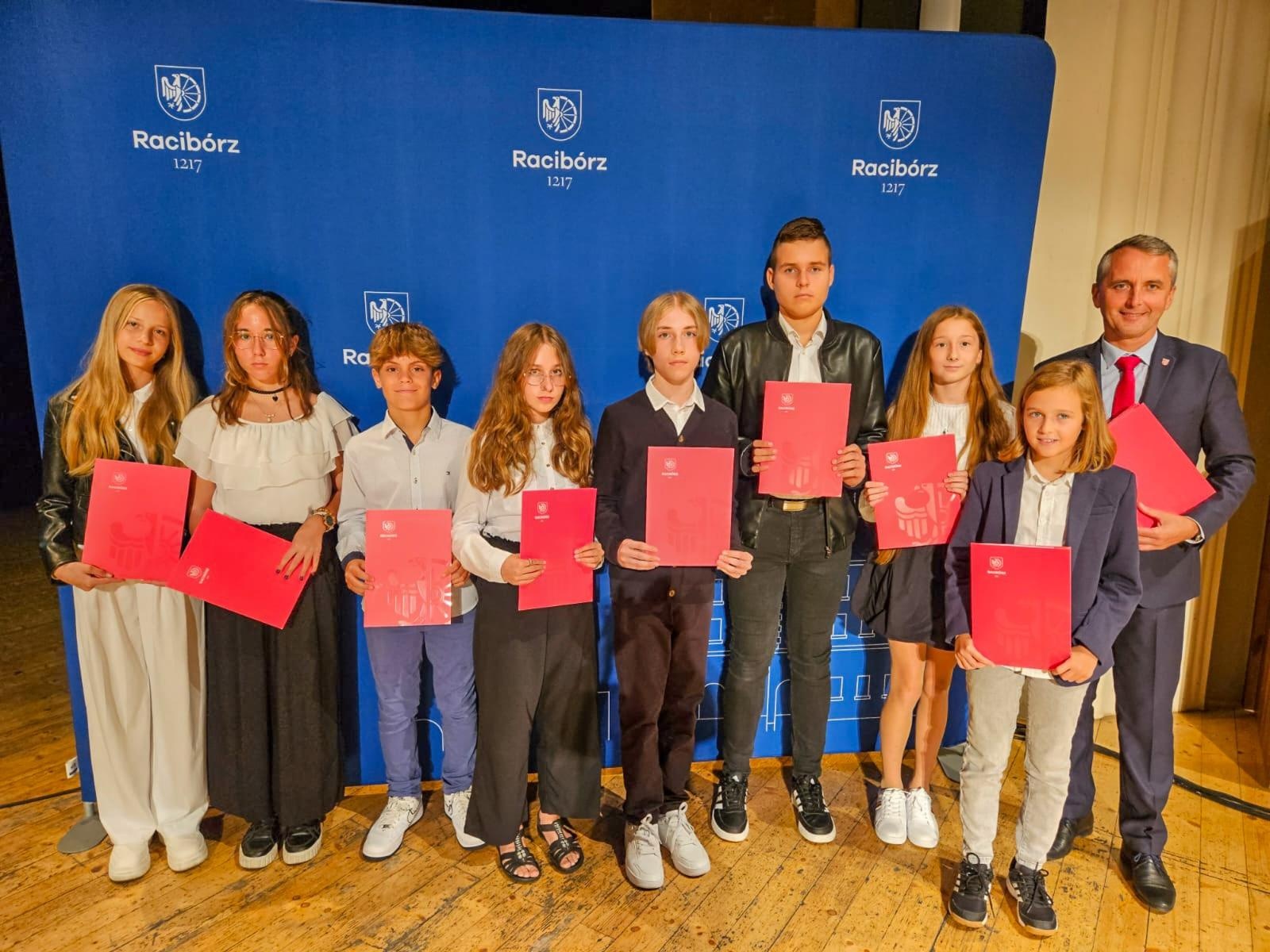 Zdjęcie w galerii na portalu naszraciborz.pl: Prymusi z Raciborza odebrali miejskie stypendia wiadomości z regionu