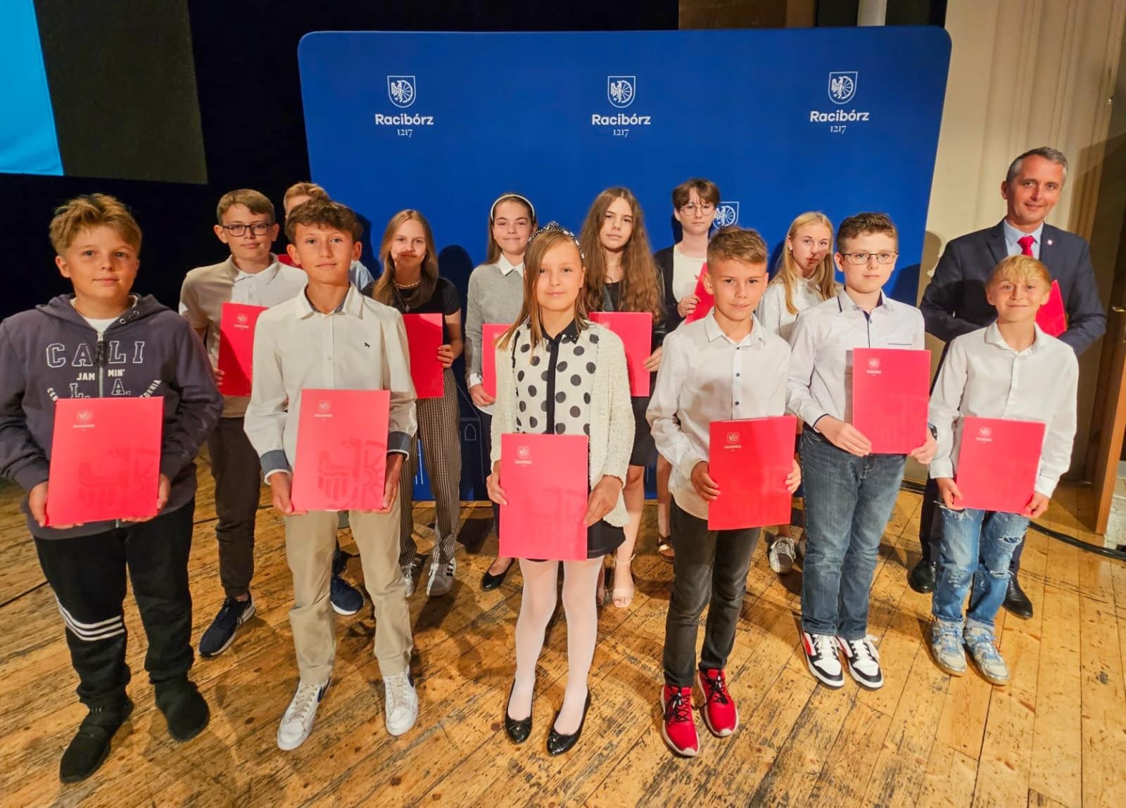 Zdjęcie w galerii na portalu naszraciborz.pl: Prymusi z Raciborza odebrali miejskie stypendia wiadomości z regionu