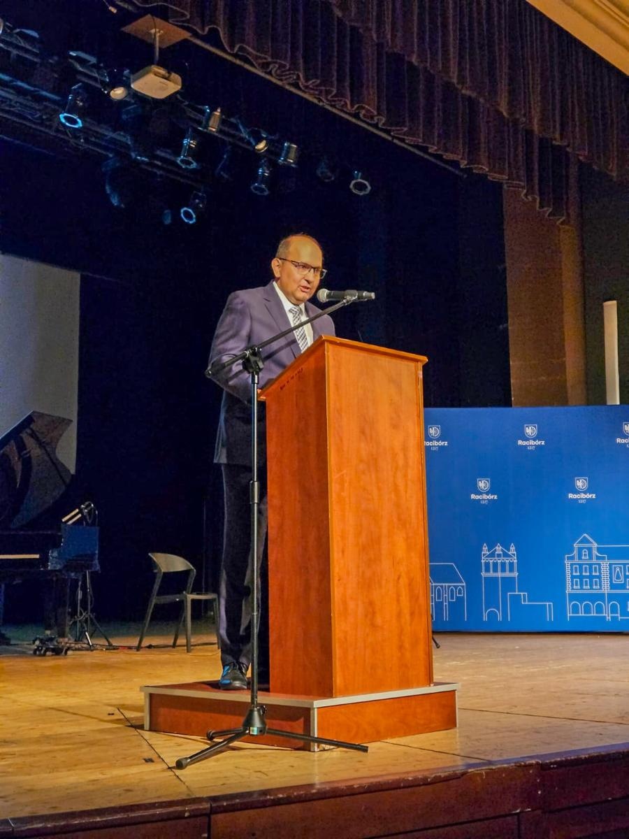 Zdjęcie w galerii na portalu naszraciborz.pl: Prymusi z Raciborza odebrali miejskie stypendia wiadomości z regionu