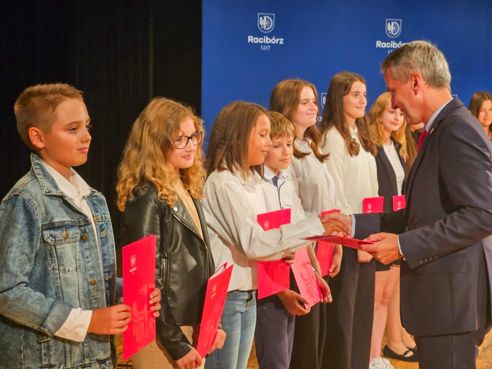 Zdjęcie w galerii na portalu naszraciborz.pl: Prymusi z Raciborza odebrali miejskie stypendia wiadomości z regionu