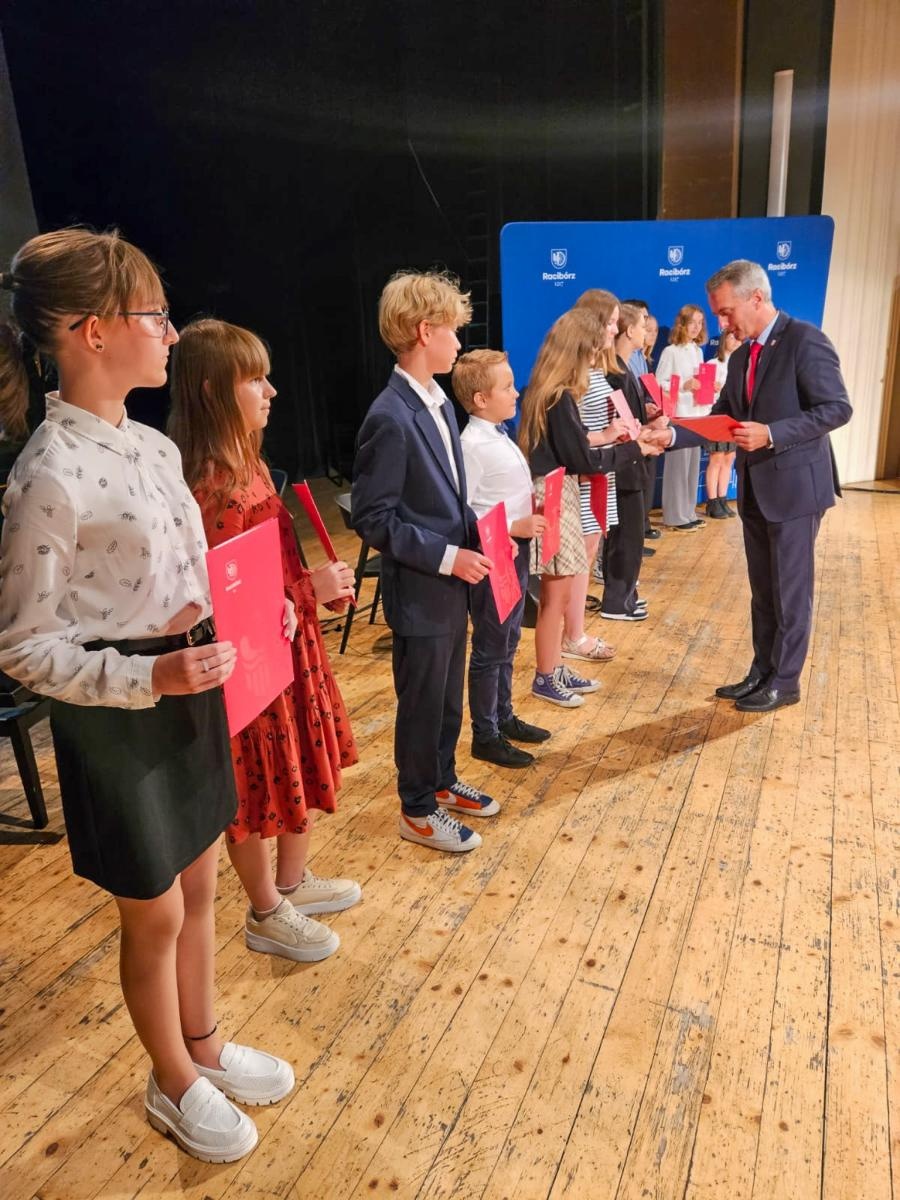 Zdjęcie w galerii na portalu naszraciborz.pl: Prymusi z Raciborza odebrali miejskie stypendia wiadomości z regionu