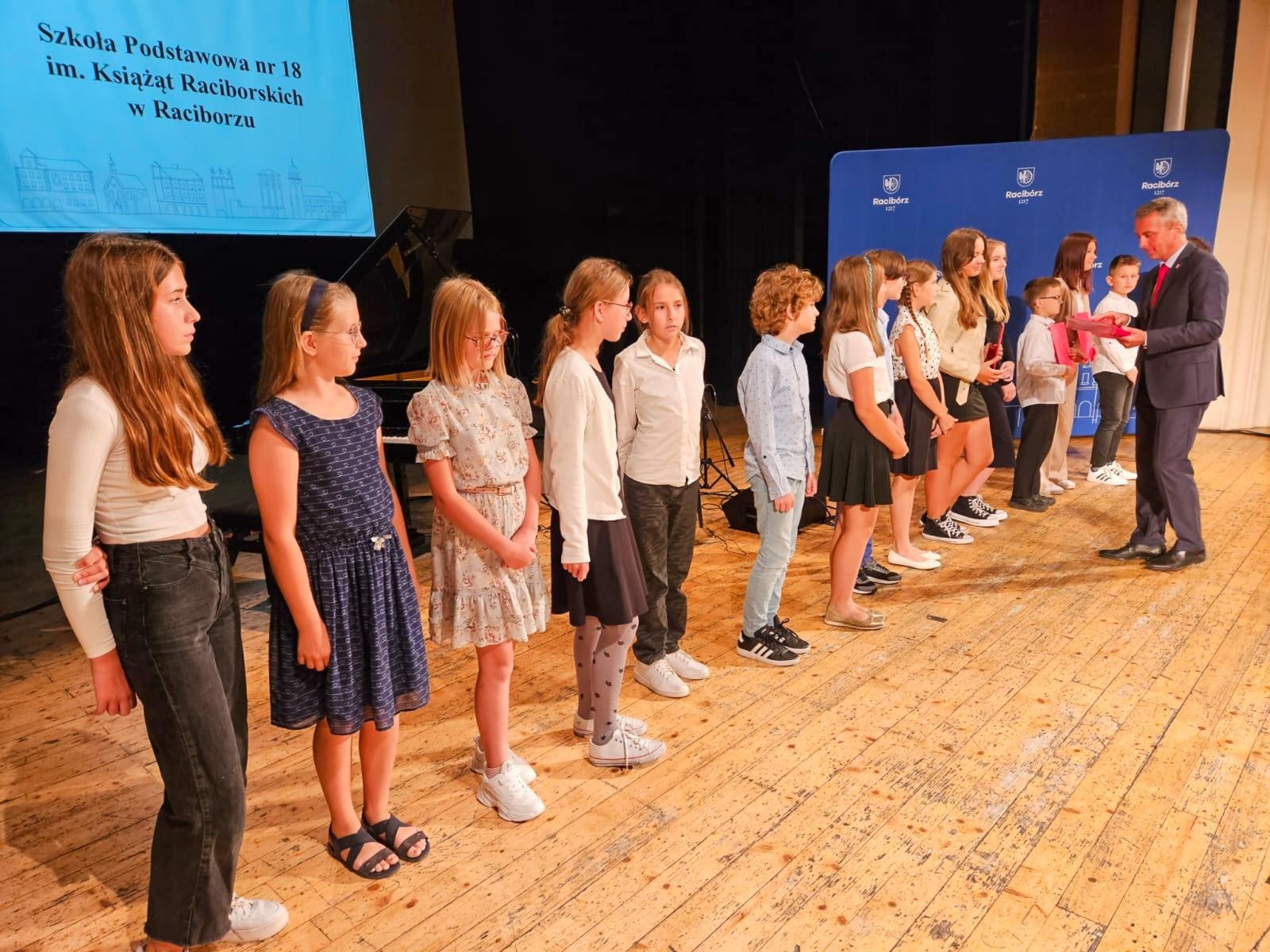 Zdjęcie w galerii na portalu naszraciborz.pl: Prymusi z Raciborza odebrali miejskie stypendia wiadomości z regionu