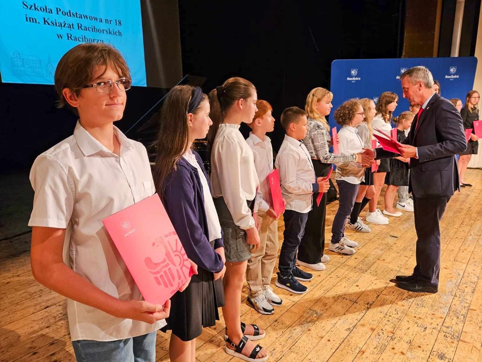Zdjęcie w galerii na portalu naszraciborz.pl: Prymusi z Raciborza odebrali miejskie stypendia wiadomości z regionu