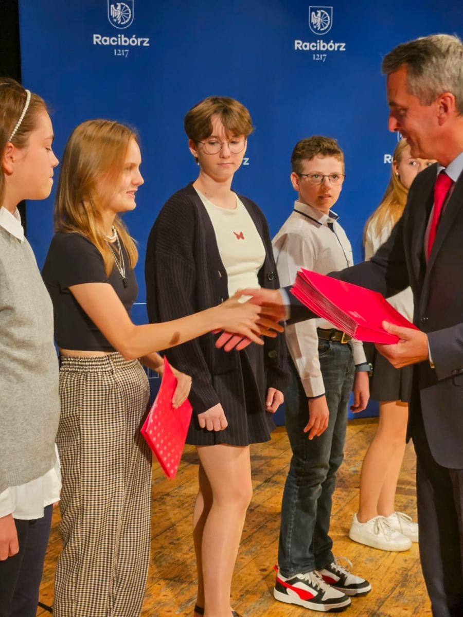 Zdjęcie w galerii na portalu naszraciborz.pl: Prymusi z Raciborza odebrali miejskie stypendia wiadomości z regionu