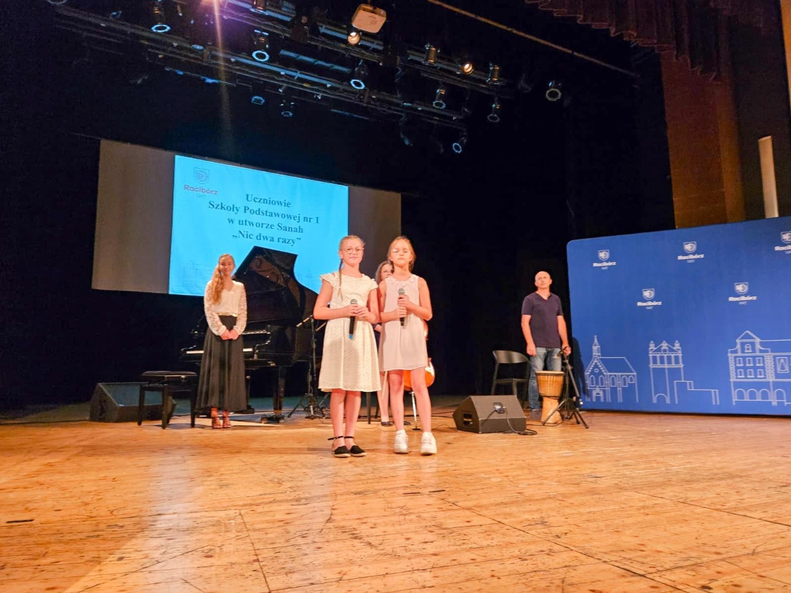 Zdjęcie w galerii na portalu naszraciborz.pl: Prymusi z Raciborza odebrali miejskie stypendia wiadomości z regionu