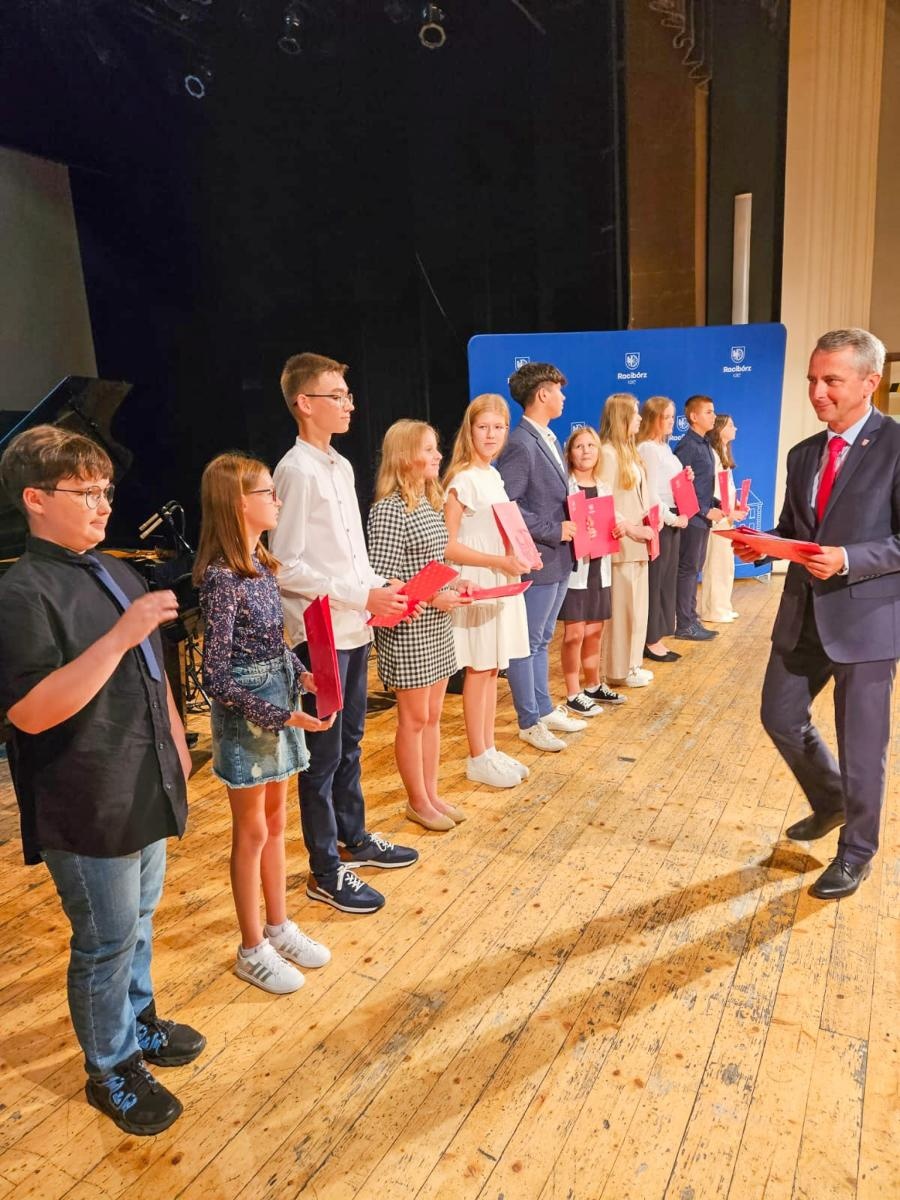 Zdjęcie w galerii na portalu naszraciborz.pl: Prymusi z Raciborza odebrali miejskie stypendia wiadomości z regionu