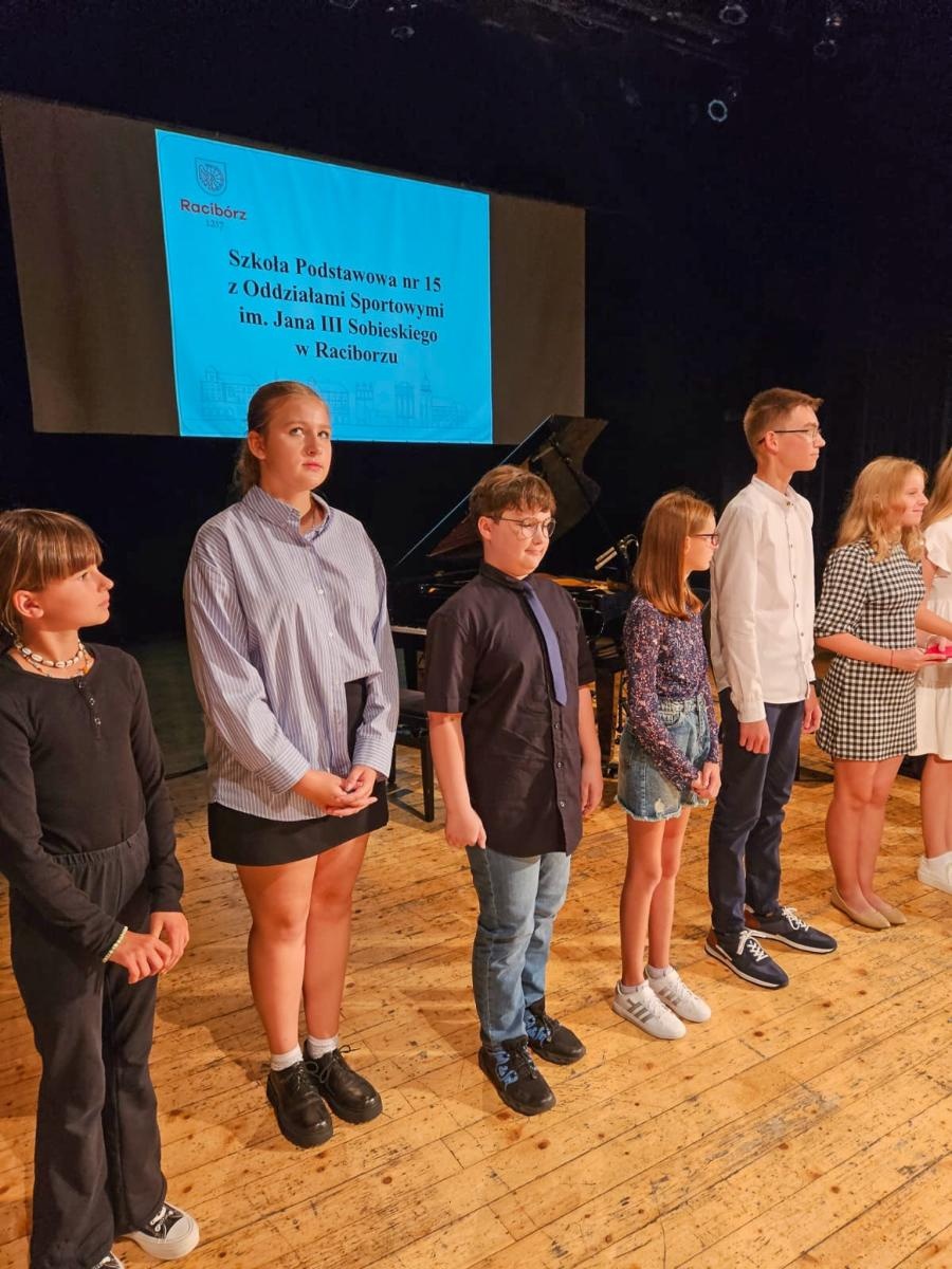 Zdjęcie w galerii na portalu naszraciborz.pl: Prymusi z Raciborza odebrali miejskie stypendia wiadomości z regionu