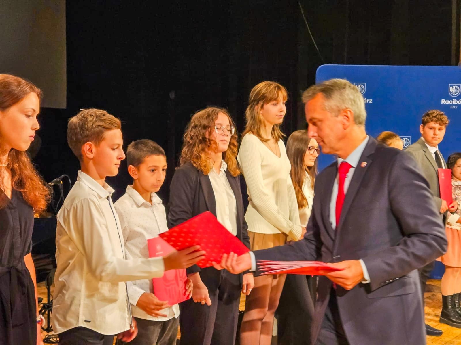 Zdjęcie w galerii na portalu naszraciborz.pl: Prymusi z Raciborza odebrali miejskie stypendia wiadomości z regionu