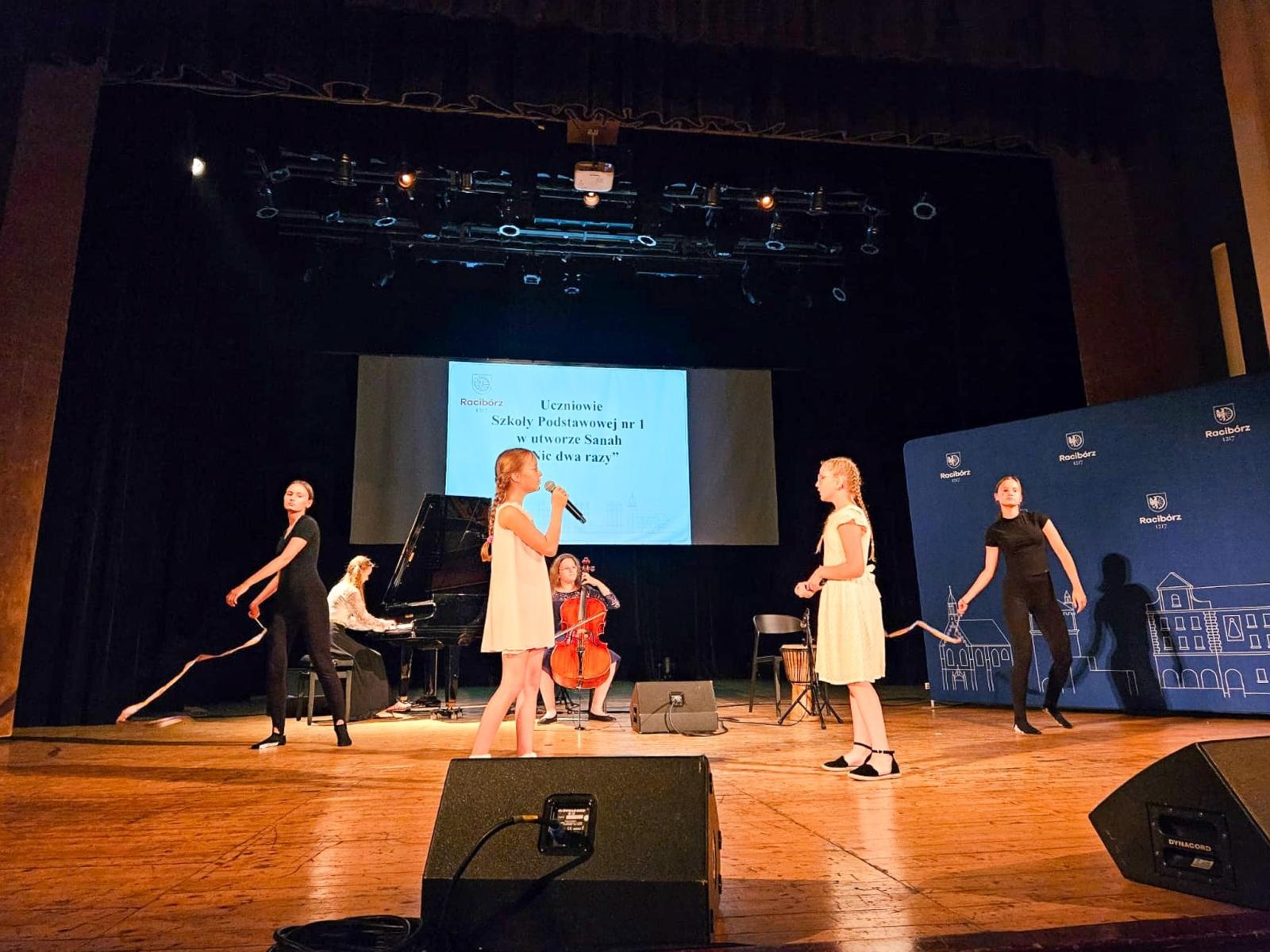 Zdjęcie w galerii na portalu naszraciborz.pl: Prymusi z Raciborza odebrali miejskie stypendia wiadomości z regionu