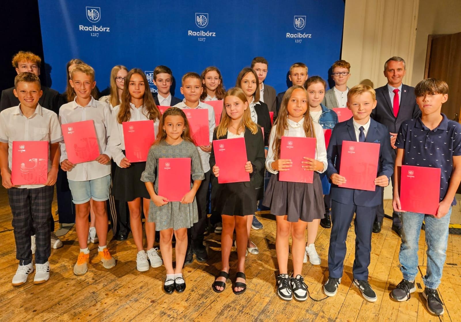 Zdjęcie w galerii na portalu naszraciborz.pl: Prymusi z Raciborza odebrali miejskie stypendia wiadomości z regionu