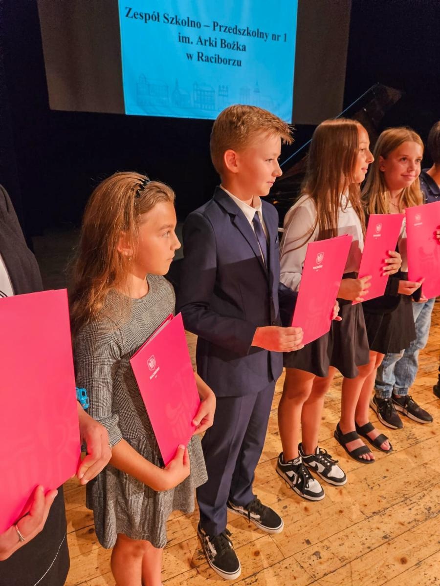 Zdjęcie w galerii na portalu naszraciborz.pl: Prymusi z Raciborza odebrali miejskie stypendia wiadomości z regionu