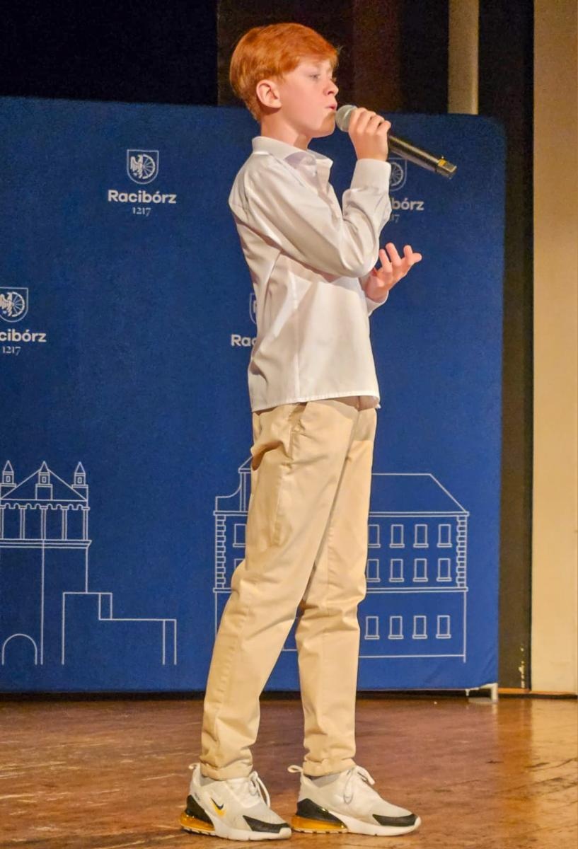 Zdjęcie w galerii na portalu naszraciborz.pl: Prymusi z Raciborza odebrali miejskie stypendia wiadomości z regionu