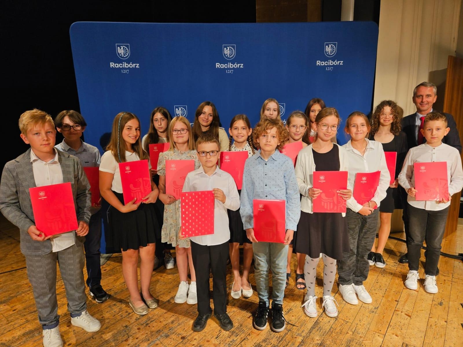 Zdjęcie w galerii na portalu naszraciborz.pl: Prymusi z Raciborza odebrali miejskie stypendia wiadomości z regionu