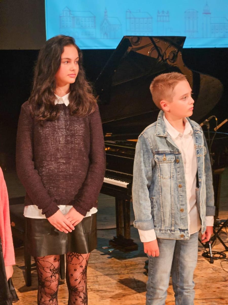 Zdjęcie w galerii na portalu naszraciborz.pl: Prymusi z Raciborza odebrali miejskie stypendia wiadomości z regionu