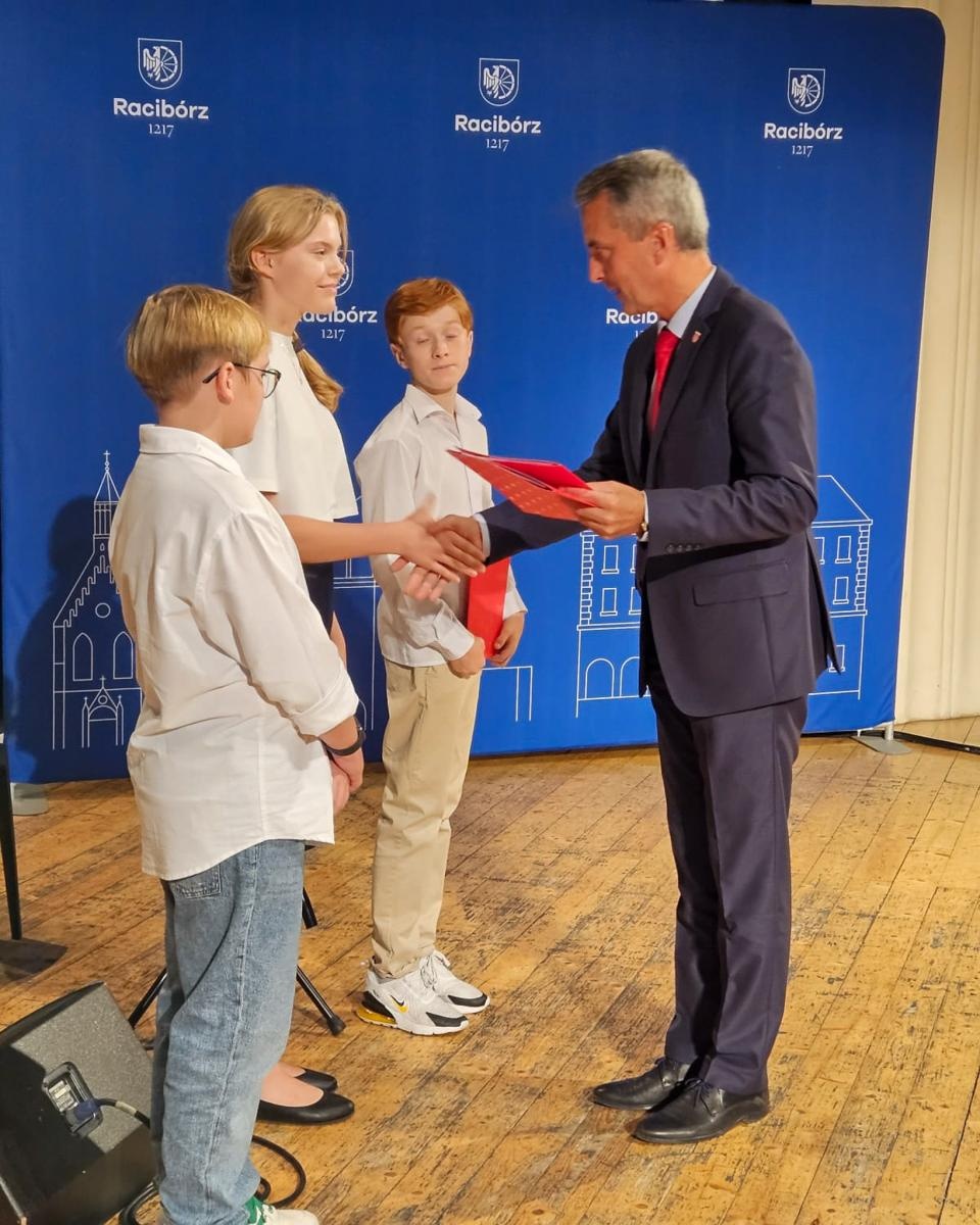 Zdjęcie w galerii na portalu naszraciborz.pl: Prymusi z Raciborza odebrali miejskie stypendia wiadomości z regionu