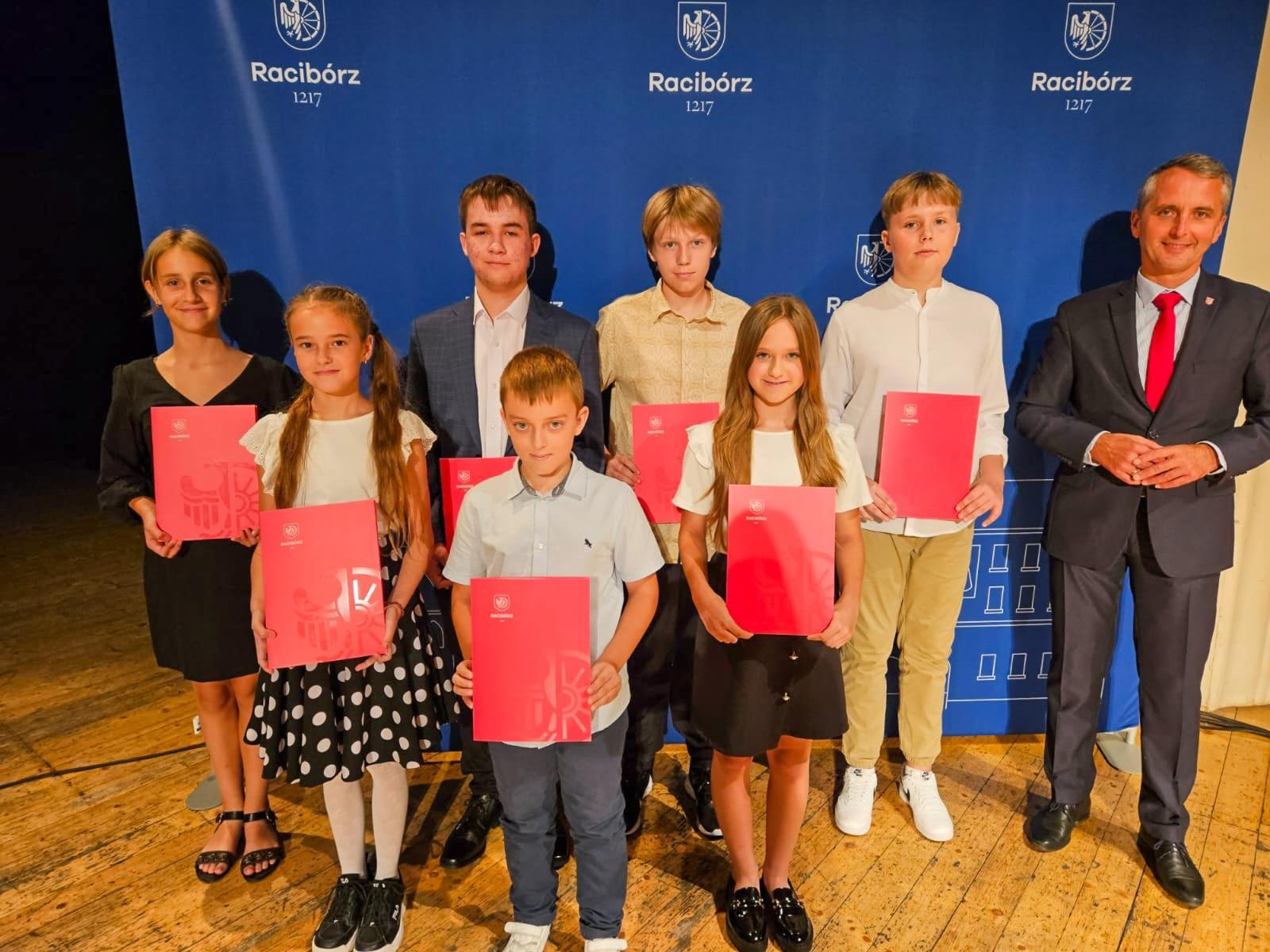 Zdjęcie w galerii na portalu naszraciborz.pl: Prymusi z Raciborza odebrali miejskie stypendia wiadomości z regionu