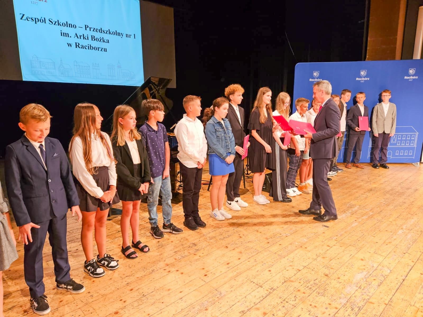 Zdjęcie w galerii na portalu naszraciborz.pl: Prymusi z Raciborza odebrali miejskie stypendia wiadomości z regionu