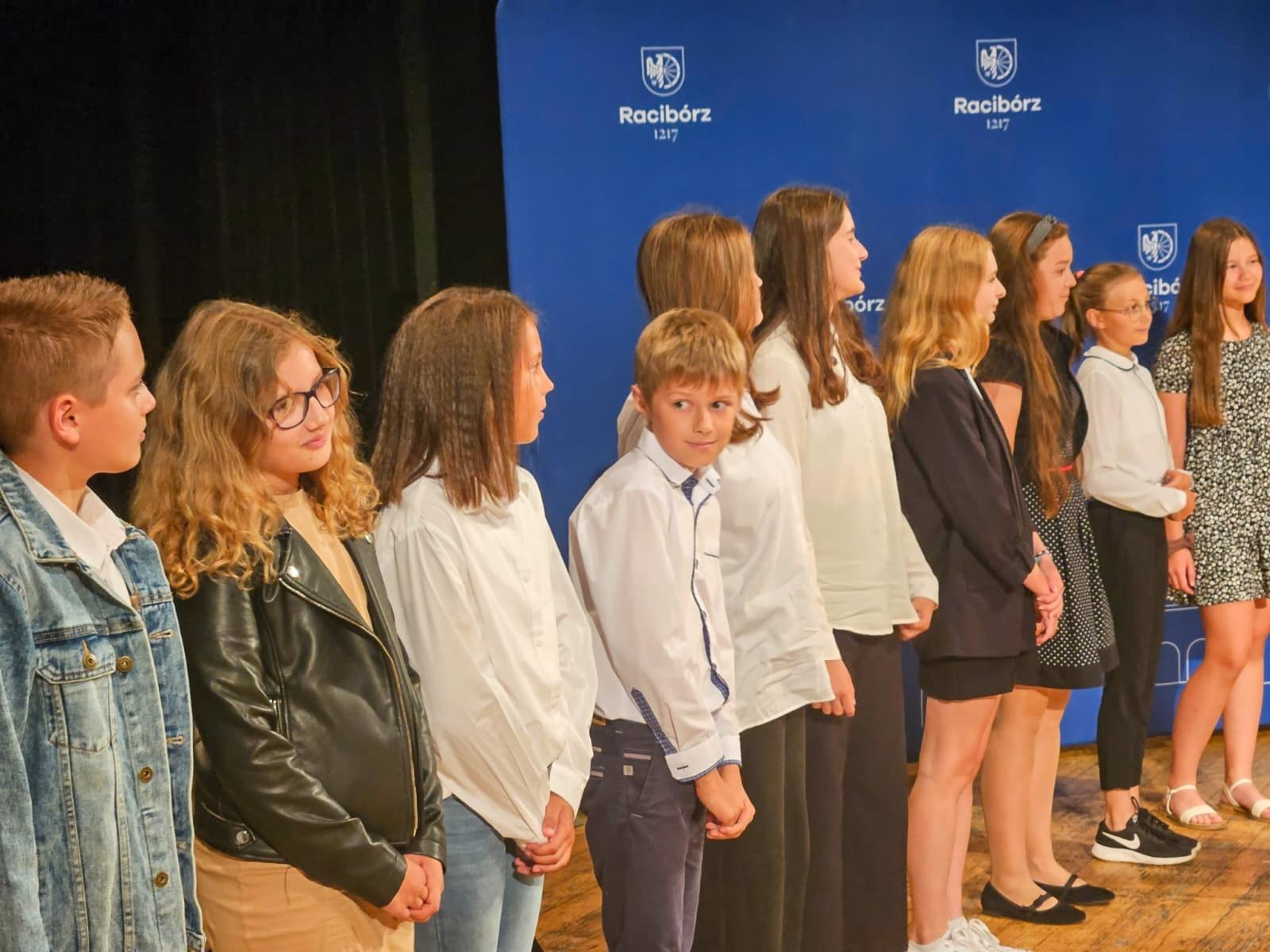 Zdjęcie w galerii na portalu naszraciborz.pl: Prymusi z Raciborza odebrali miejskie stypendia wiadomości z regionu