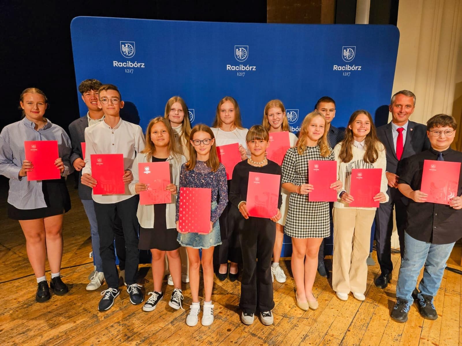 Zdjęcie w galerii na portalu naszraciborz.pl: Prymusi z Raciborza odebrali miejskie stypendia wiadomości z regionu