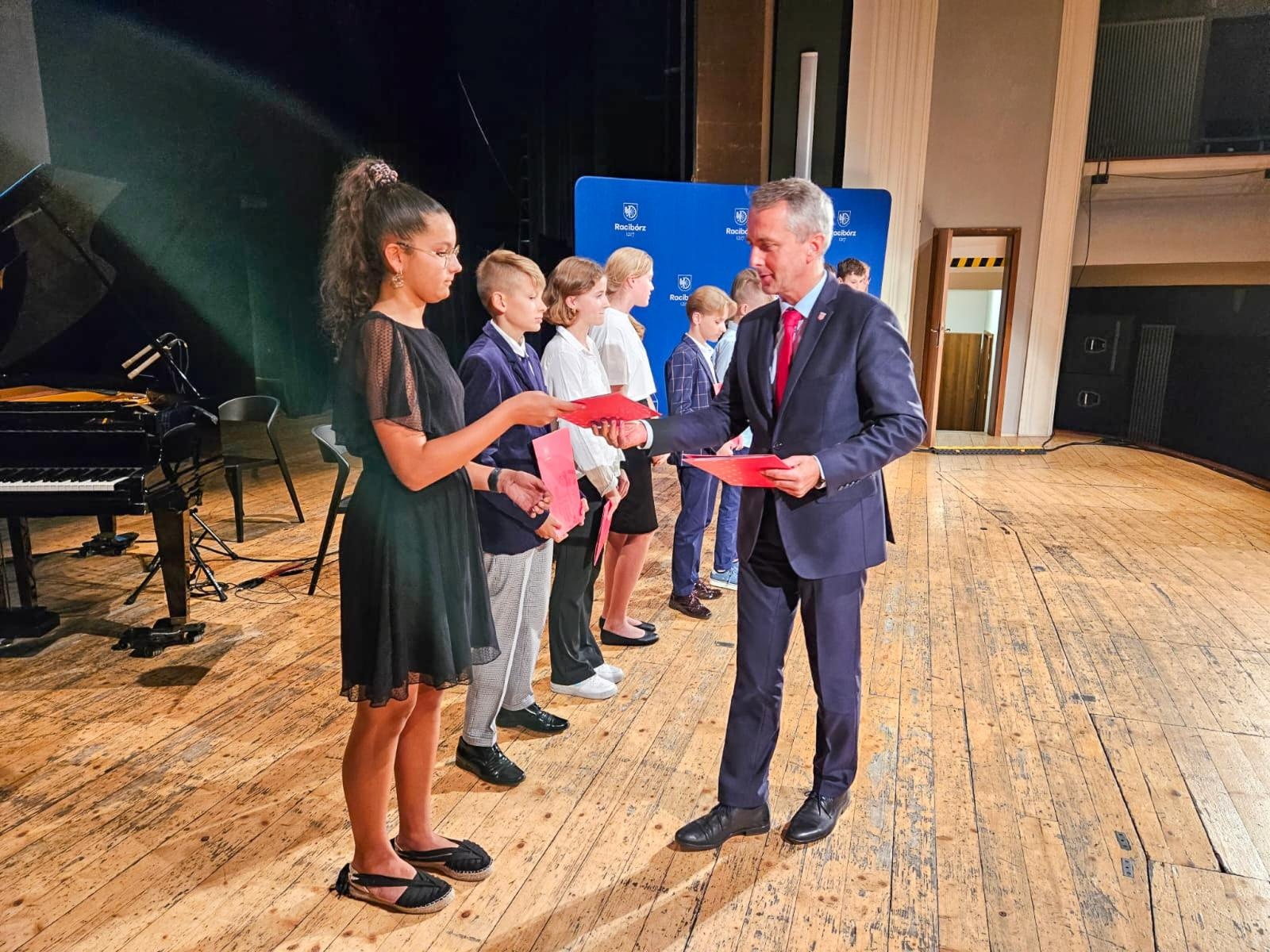Zdjęcie w galerii na portalu naszraciborz.pl: Prymusi z Raciborza odebrali miejskie stypendia wiadomości z regionu