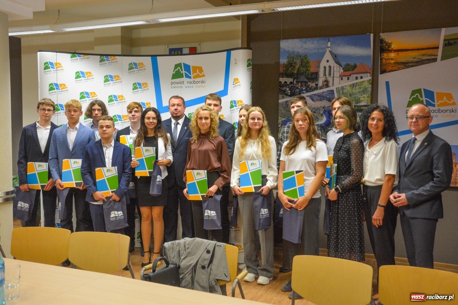 Zdjęcie w galerii na portalu naszraciborz.pl: Starosta wręczył nagrody najlepszym uczniom szkół powiatu raciborskiego wiadomości z regionu