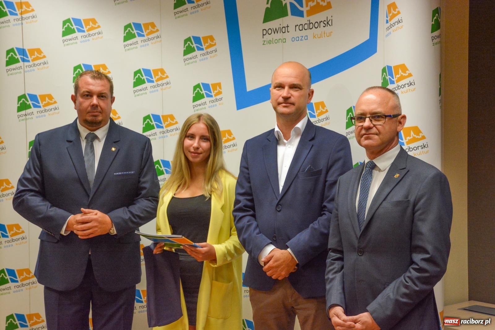 Zdjęcie w galerii na portalu naszraciborz.pl: Starosta wręczył nagrody najlepszym uczniom szkół powiatu raciborskiego wiadomości z regionu