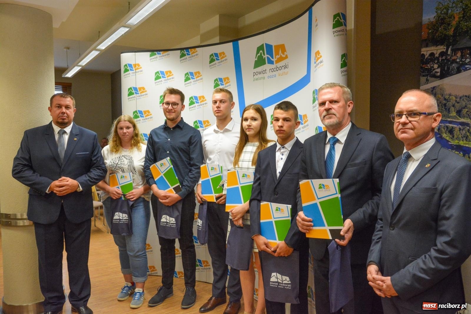 Zdjęcie w galerii na portalu naszraciborz.pl: Starosta wręczył nagrody najlepszym uczniom szkół powiatu raciborskiego wiadomości z regionu