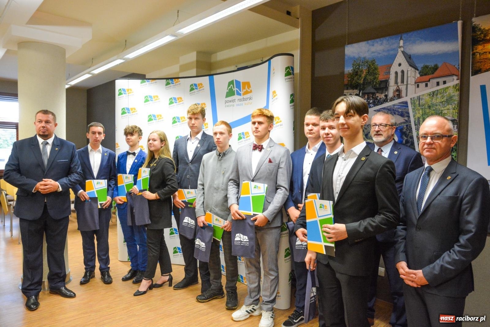 Zdjęcie w galerii na portalu naszraciborz.pl: Starosta wręczył nagrody najlepszym uczniom szkół powiatu raciborskiego wiadomości z regionu