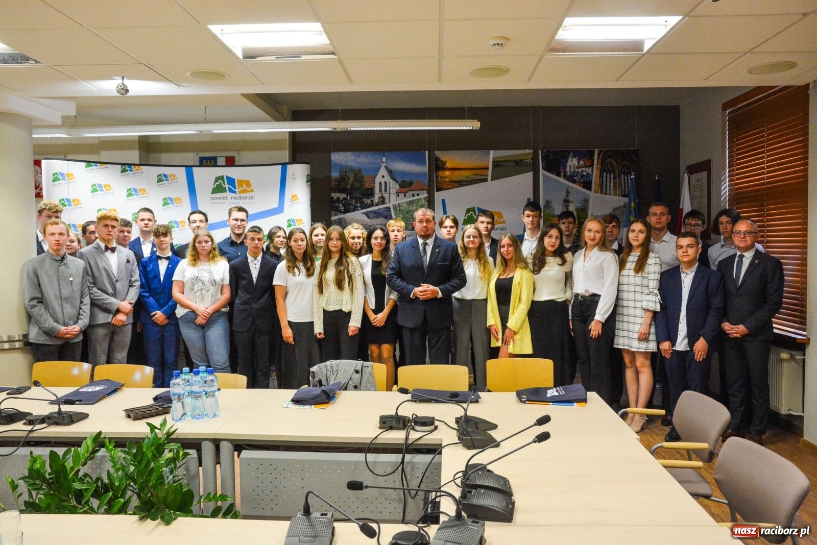 Zdjęcie w galerii na portalu naszraciborz.pl: Starosta wręczył nagrody najlepszym uczniom szkół powiatu raciborskiego wiadomości z regionu