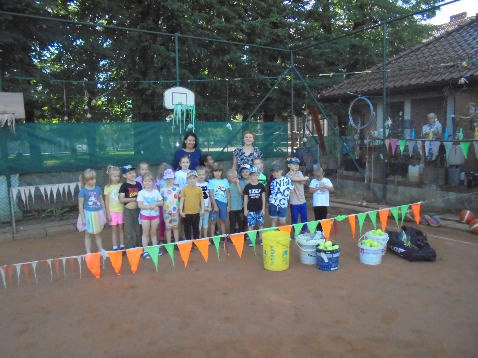 Zdjęcie w galerii na portalu naszraciborz.pl: Kangurki z przedszkola przy Słonecznej na tenisowym korcie wiadomości z regionu