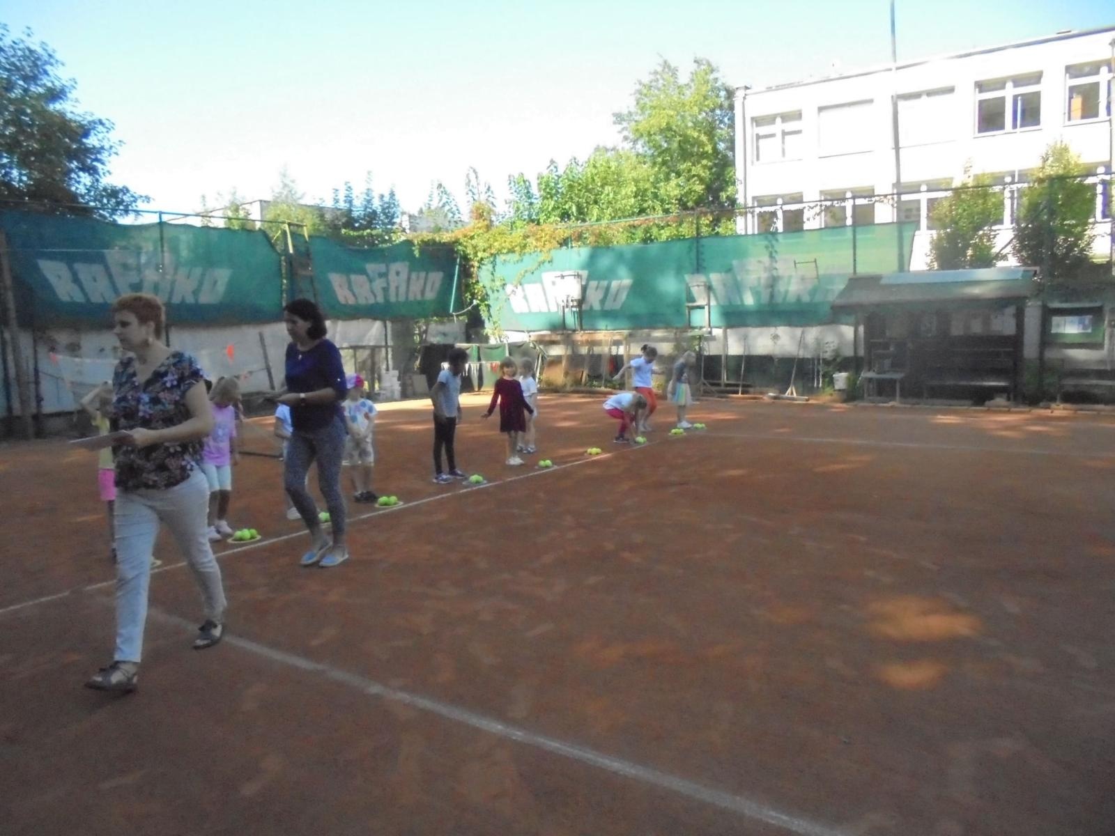 Zdjęcie w galerii na portalu naszraciborz.pl: Kangurki z przedszkola przy Słonecznej na tenisowym korcie wiadomości z regionu