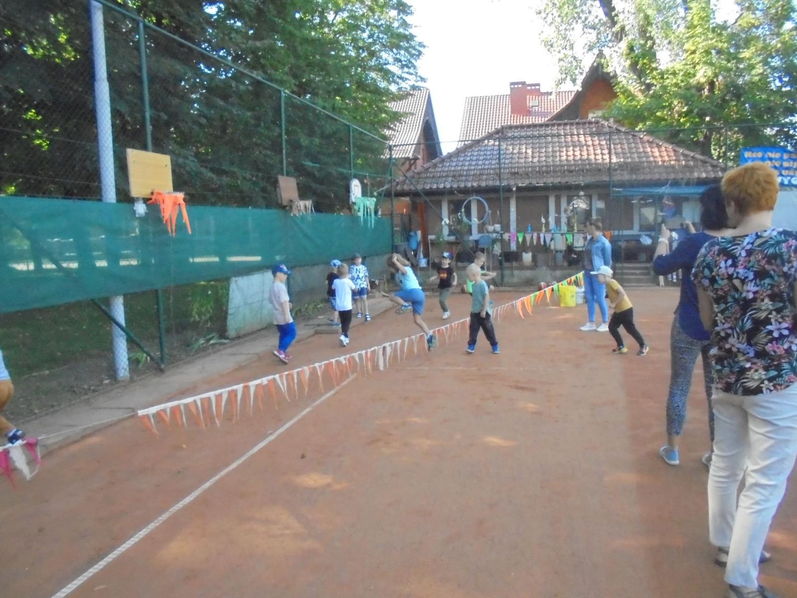 Zdjęcie w galerii na portalu naszraciborz.pl: Kangurki z przedszkola przy Słonecznej na tenisowym korcie wiadomości z regionu
