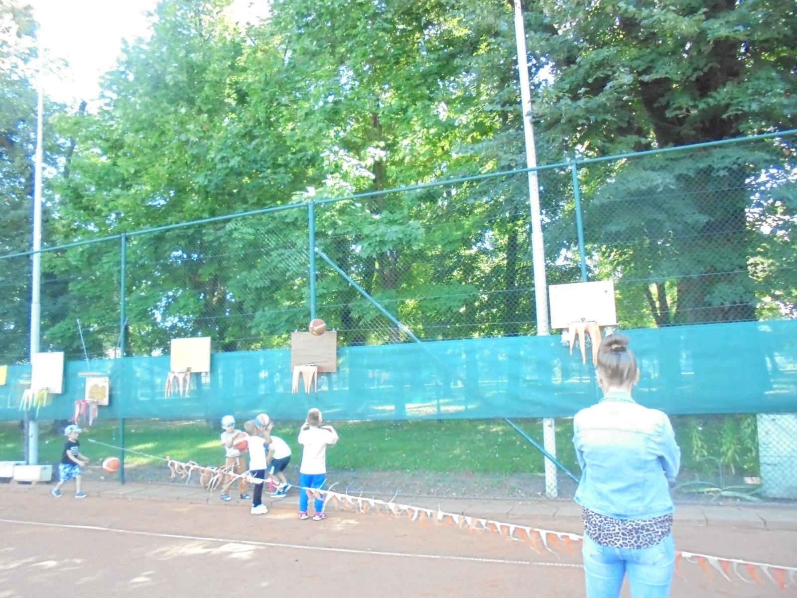 Zdjęcie w galerii na portalu naszraciborz.pl: Kangurki z przedszkola przy Słonecznej na tenisowym korcie wiadomości z regionu